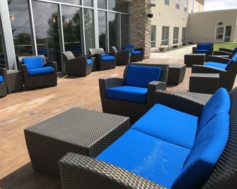 Holiday Inn Express & Suites Hannibal - Medical Center By IHG - Hannibal - Area lounge