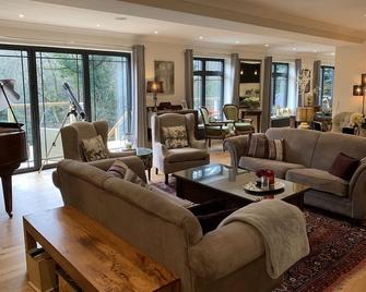 Stunning Surrey Hills Country Home with hot tub set in half an acre - Hindhead - Living room