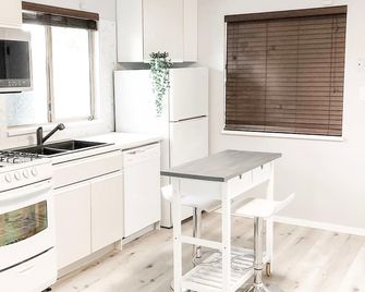Sparkling Modern Kitchenette Suite Close to Nature - Maple Ridge - Kitchen