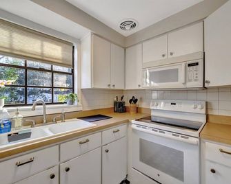 Swann Ave House 4B 3B Sleeps 10 Near Hyde Park - Tampa - Kitchen