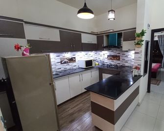 2BR Apt Saima Jinnah, near to Airport, Malir Cantt & Jinnah Icon Mall - Karachi - Kitchen
