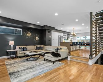 Spacious Lohi Home With Denver Skyline Rooftop Views - Denver - Wohnzimmer