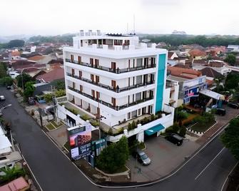 Ratu Homestay - Malang - Building