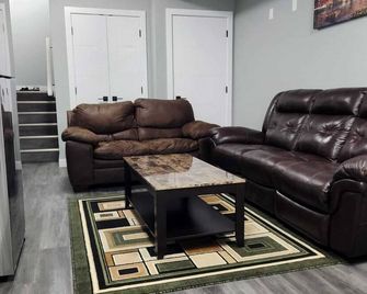 Entire 2 Bedrooms Basement Suite. Close to Airport and Parks - Saskatoon - Wohnzimmer