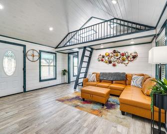 Broken Bow Cabin with Hot Tub, Fire Pit and Creek View - Broken Bow - Living room