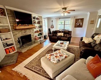 25-Acre Secluded Ranch, Private Lake, 2 Homes, Sleeps 12 Near Dahlonega Wineries - Dahlonega - Wohnzimmer