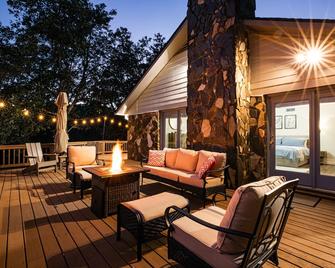 The Shepherd's Lodge at Addis Acres /4BR/3BA/ newly renovated/pond/firepit/deck - Griffin - Binnenhof