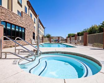 Holiday Inn Express & Suites Clovis-Fresno Area - Clovis - Pool