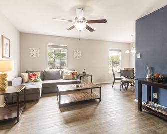 Ace Location. Tastefully Decorated. All You Need. - Arlington - Sala de estar
