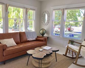 Charming 100 year old home - 1 Block from Beach Drive - Seattle - Living room
