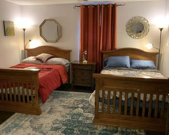 The Redhawk Hideaway: Charming 2BR Condo near Miami Univ in Oxford! Book now! - Oxford - Bedroom