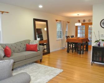 Cozy, comfy, convenient, w/ a touch of modern located in beautiful Lake Ellyn! - Glen Ellyn - Living room