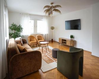 Seepferdchen - zentral in Bahnhofsnähe, geräumig, Küche, Bad - Ulm - Wohnzimmer