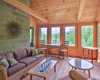 Home with Fire Pit, 10min to Attitash Mtn Resort - Jackson - Living room