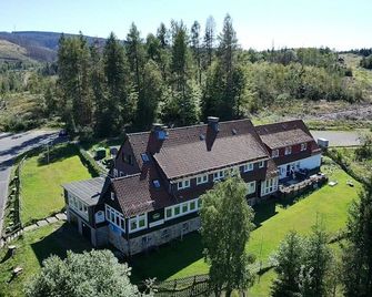 World Lodge with unique, city-inspired rooms, located by the forest - Altenau (Niedersachsen) - Budova