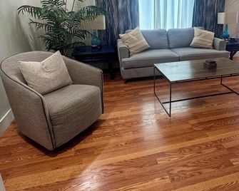 Family Comfort with Graceful Stays - Decatur - Living room