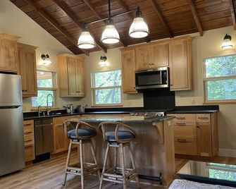 Adjacent to downtown Ashland and Lithia Park. Lithia Park Cabin - Ashland - Kitchen