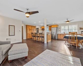 Comfortable and Quiet Iowa City House, Attached garage - Iowa City - Living room