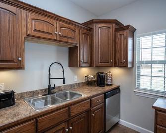 Tiny Home With Hot Tub Near Ft Leonard Wood! - Waynesville - Kitchen