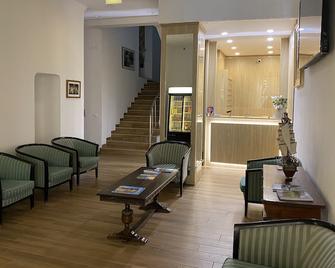 Hotel Garni Montaldi - לוקרנו - דלפק קבלה