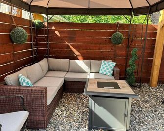 Luxury Downtown w Backyard - Troy - Patio