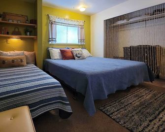 Quaint & Cozy Cottage: 3 Mi to Palisade Wineries! - Grand Junction - Bedroom