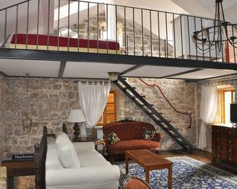 Old stonehouse on Peninsula Lustica´s with Garden, rural and silent place - Herceg Novi - Wohnzimmer