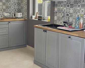 Appartement à Louer en Saisonnier Dans Notre Villa - Sainte-Maxime - Kitchen