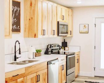 Creekside Cabins- Birch, stylish stay w views - McCammon - Cocina