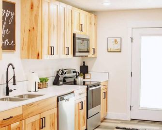 Creekside Cabins- Birch, stylish stay w views - McCammon - Cocina