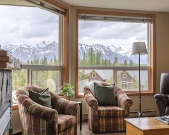 Top Floor Condo | Incredible Mountain Views | 3 Beds | Walk to Ski Lifts - Fernie - Living room