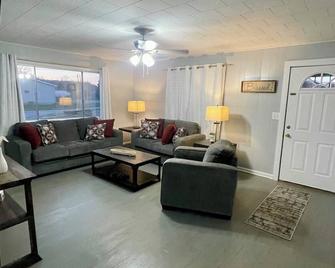 Cozy Fonzie Flat - Ashland - Living room