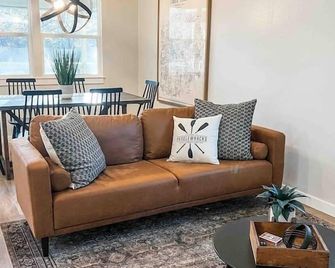 Paddlewhack Cabin 2 - Flybridge - Jefferson - Living room