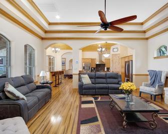 Luxury Ranch in Florence-Party House for Families 5 1/2 bedrooms,5bath,Sleeps 20 - Florence - Living room