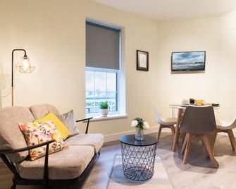 Blue Door Apartments - Newcastle - Huiskamer