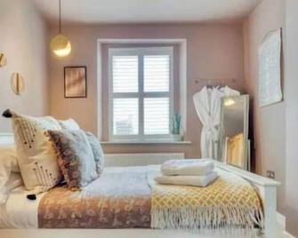 Luxury Cotswolds Cottage with Hot Tub - Winchcombe - Bedroom