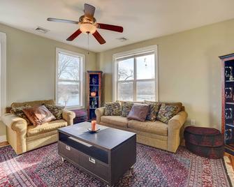 Canalfront Waterford Apartment on Hudson River - Waterford - Living room