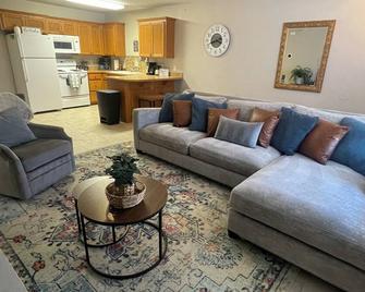 Blissful and Clean- 2 Bedroom Duplex - Ada - Obývací pokoj