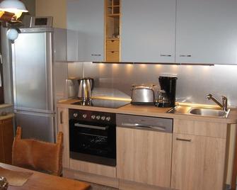 Many excursion destinations, e.g. Museumsdorf, wildlife park, Altes Land, opera, theater and musical. - Hamburg - Kitchen