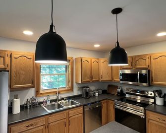 Cabin between Two Lakes -Private Beach on Moose Pond Minutes to Pleasant Mt Ski - Bridgton - Kitchen