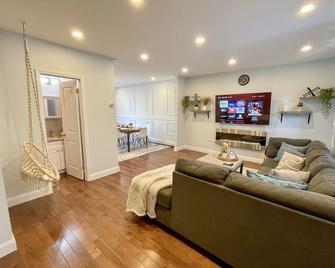 Cheer-Full 3bedroom House/n Casino - Queens - Living room