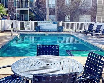 Cozy and Quiet, with Easy Access & Private Garage - Corpus Christi - Pool