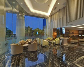 Platinum Adisucipto Hotel & Conference Center - Yogyakarta - Lobby