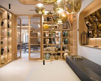 Myr Puerta Serranos - Valencia - Front desk