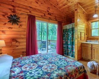 Blue Rose Cabins - Cozy Cabin - Logan - Bedroom