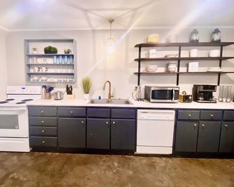 - The Nattie Nestle Blue- Perfect Location! 2 King Beds! - Natchitoches - Kitchen