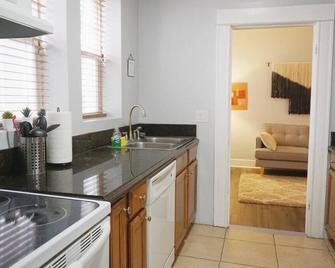 Downtown Gem • 1908 Apt • Fast Wifi - Salt Lake City - Kitchen