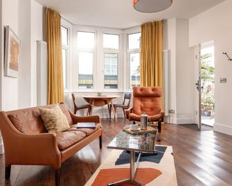 Chelsea House Bed & Breakfast - Falmouth - Living room
