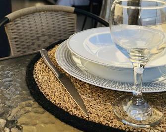 Ella Suite Piraeus Stylish St, Balcony & Sea View - El Pireo - Restaurante