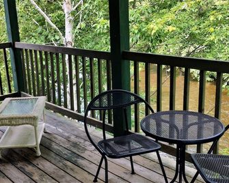 White Mountains Riverfront Studio - Gorham - Balkon